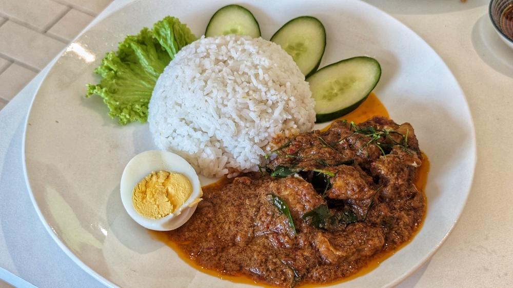 Have you tried ‘kapitan’ curry with shark meat? Here you can! — Picture by Ethan Lau