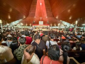 Parishioners fill St Joseph’s Cathedral during the Easter Sunday Mass in Bahasa Malaysia this morning. — The Borneo Post pic