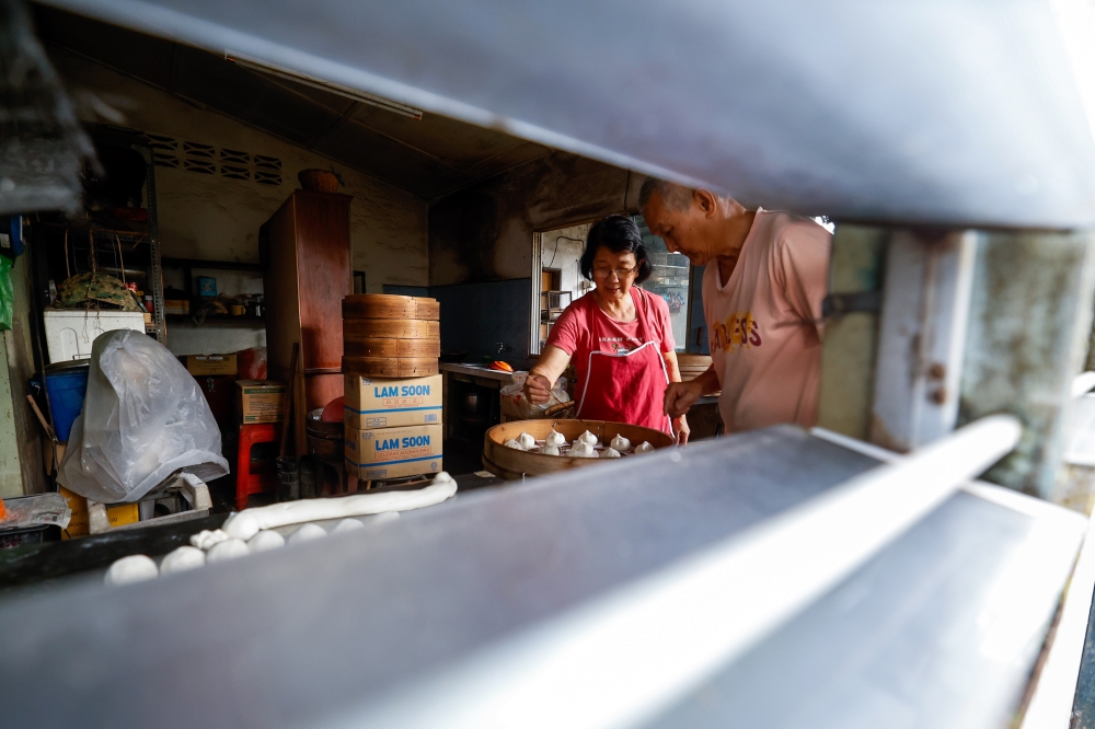 272375 Phua Ah Ling said another factor for their shop’s longevity is their steamed buns, which come with chicken, kaya and red bean filling. — Bernama pic