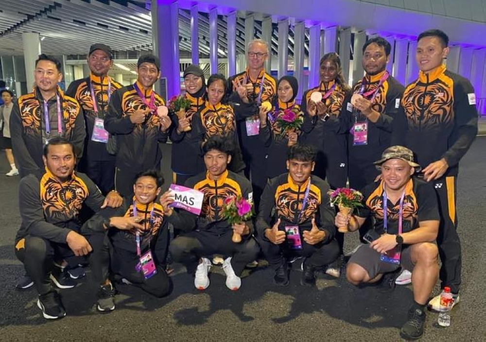 Robert Ballard (back row, fifth from right) is seeking legal advice to protect his reputation following allegations that Malaysian national athletes were threatened with removal for choosing not to train under the centralised system. — Picture from Facebook/Robert John Ballard