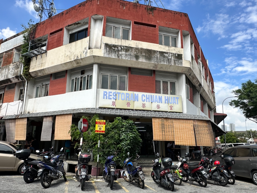 272426 This family-run coffee shop is at a prime location next to the morning market.