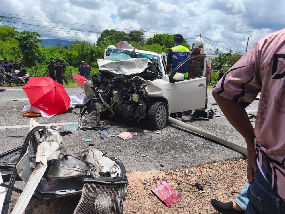 Damaged vehicles are seen at the site of a fatal accident near Padang Besar on April 20, 2025. — Picture from Facebook/Info Kemalangan dan Bencana