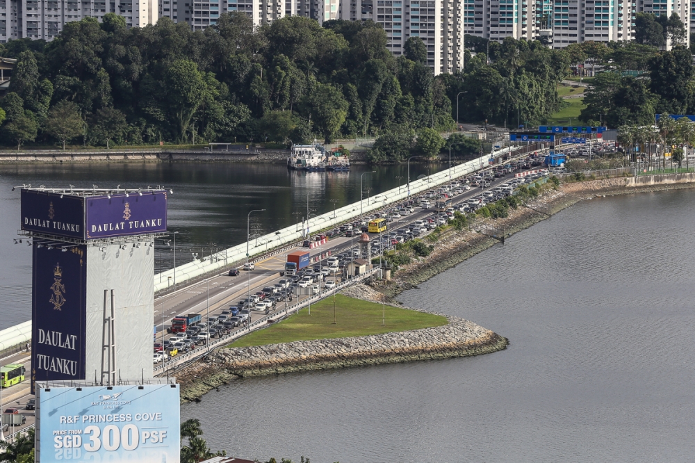 272443 The Johor Causeway handles between 430,000 and 450,000 daily travellers, while the RTS, with a planned capacity of 10,000 passengers per hour in each direction, is expected to ease this burden. — Picture by Yusof Mat Isa