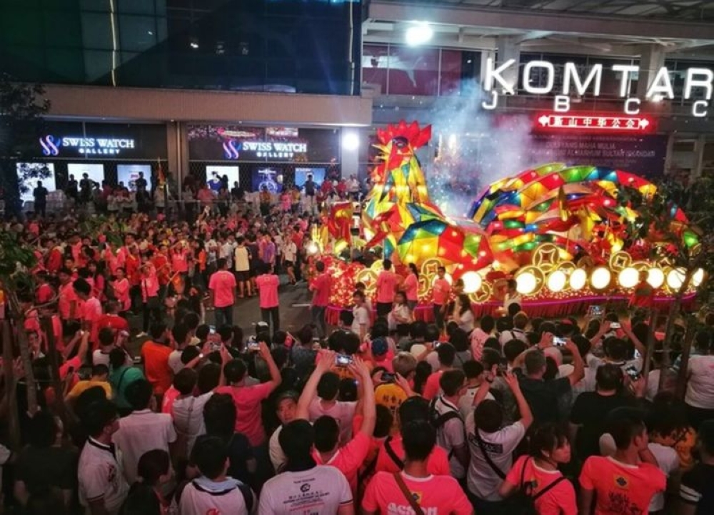 272454 A Chingay celebration at Jalan Wong Ah Fook in Johor Baru draws holidaymakers. — Bernama file pic