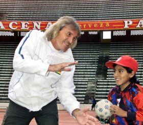 Argentinian goalkeeper Hugo Orlando Gatti (left) jokes with a child on January 22, 2004 at the Hernando Siles stadium in La Paz, Bolivia. The so-called ‘El Loco’ Gatti, emblematic goalkeeper of Argentine football and former member of the national team, died on April 20, 2025 at the age of 80, according to Conmebol sources. — AFP pic