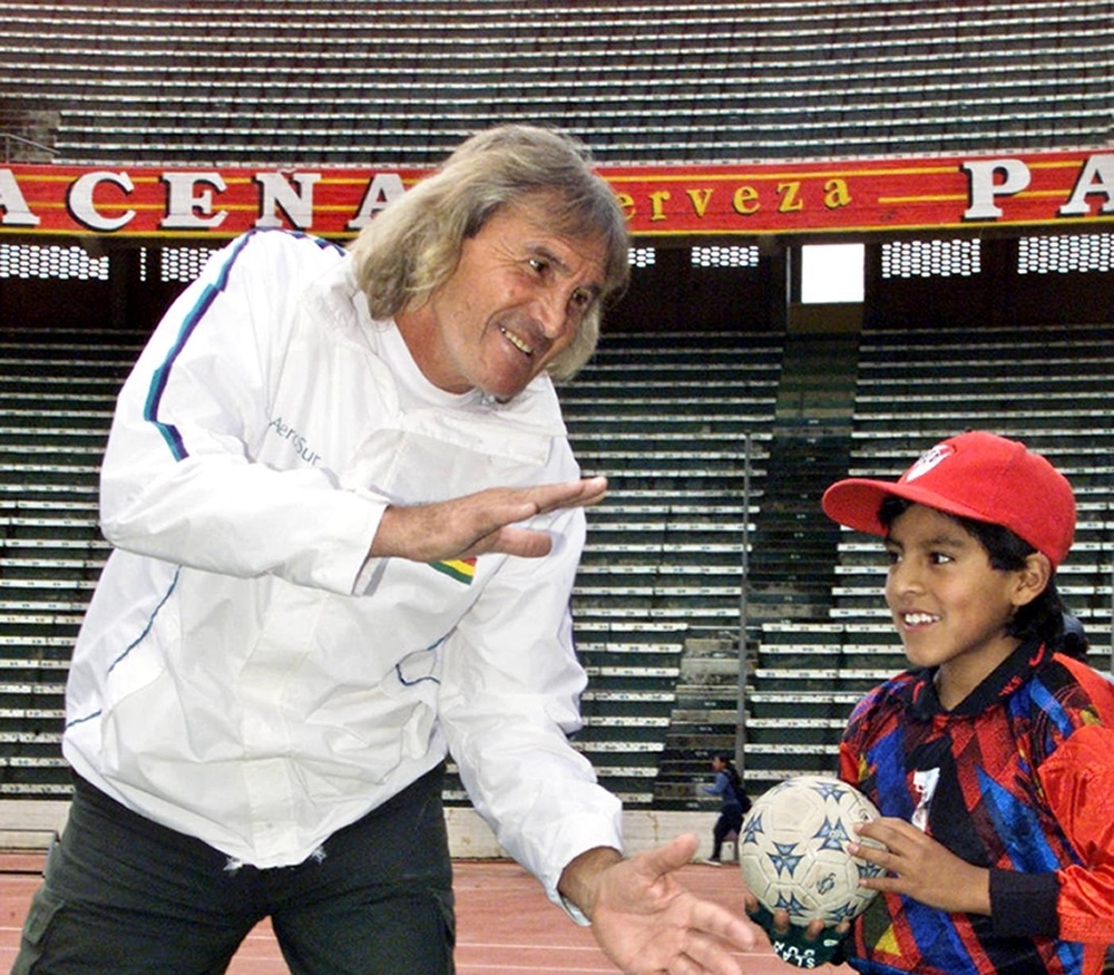 Argentinian goalkeeper Hugo Orlando Gatti (left) jokes with a child on January 22, 2004 at the Hernando Siles stadium in La Paz, Bolivia. The so-called ‘El Loco’ Gatti, emblematic goalkeeper of Argentine football and former member of the national team, died on April 20, 2025 at the age of 80, according to Conmebol sources. — AFP pic