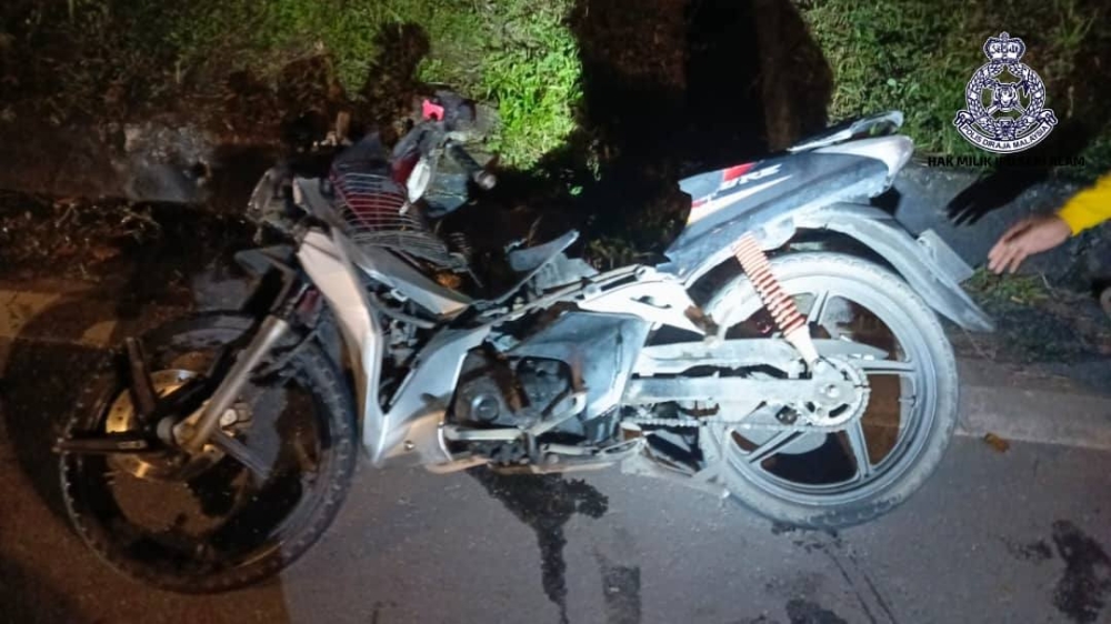 A wrecked motorcycle is seen after a fatal accident in Felda Ulu Tebrau, Ulu Tiram, Johor, on April 20, 2025. — Royal Malaysia Police pic