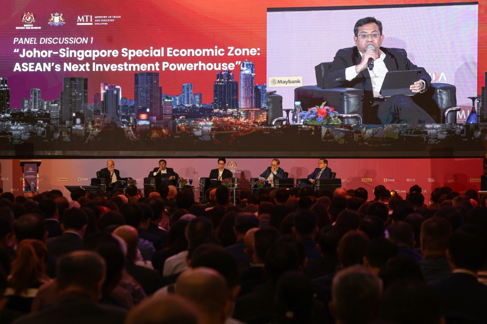 Scenes at the Johor-Singapore Special Economic Zone (JS-SEZ) Joint Business and Investment Forum at the Persada Johor International Convention Centre today. — Bernama