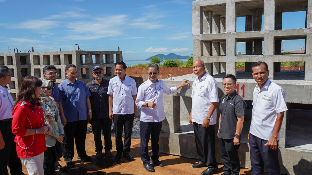 Penang Deputy Chief Minister I and Fishermen Taskforce Committee chairman Datuk Dr Mohamad Abdul Hamid (fourth from right) with PIC chief executive officer Datuk Seri Farizan Darus (third from right) with the artificial reefs behind them. — Pictures courtesy of Silicon Island Development Sdn Bhd