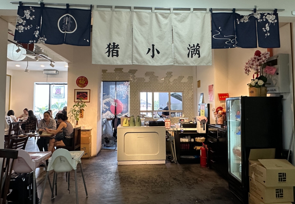 272810 The small restaurant located on the second level is worth looking for inside the maze of this unfamiliar shopping mall. — Picture by Lee Khang Yi