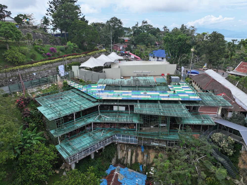272988 The old Astaka is currently being demolished.