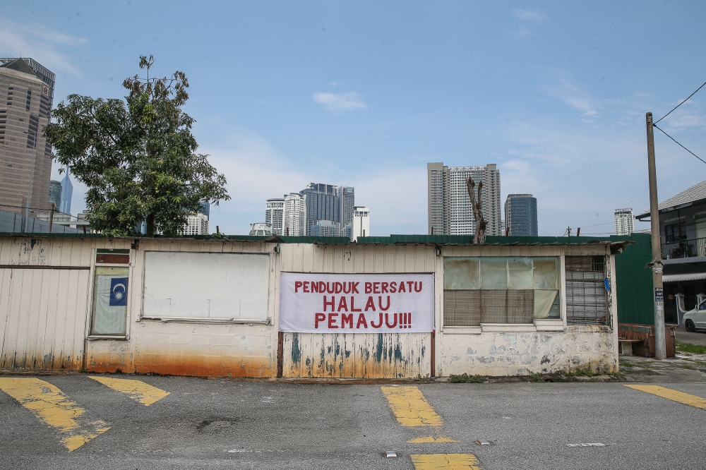 273521 Graffiti on a wall in Kampung Sungai Baru, Kuala Lumpur states ‘Residents unite, repel developers’, showing pockets of resistance to the urban renewal plan as , even though the majority of their neighbours have been reported to have consented. — Picture by Yusof Mat Isa
