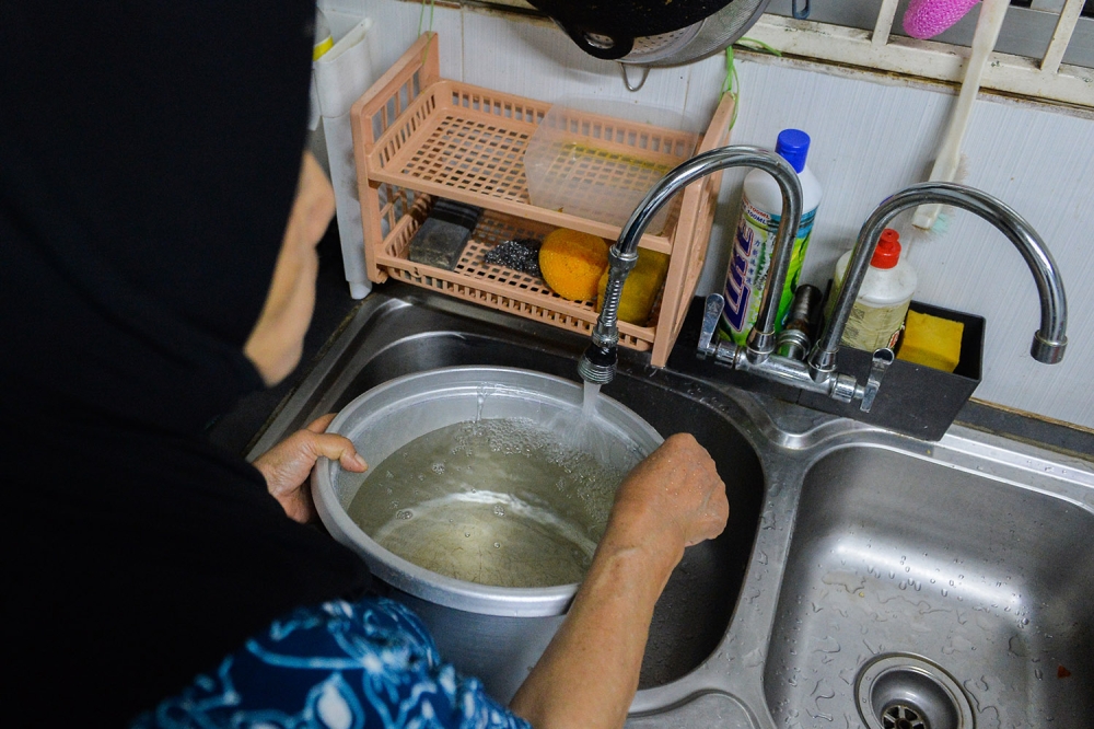 273587-1 Despite being similarly affected, some Penang F&B outlets have opted to stay open by stocking up on water prior to the disruption, catering to residents unable to dine at home due to the four-day water cut. — File picture by Miera Zulyana