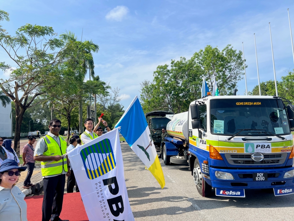 273588 Penang state exco Zairil Khir Johari and PBAPP chief executive officer Datuk K. Parhmanathan flags off the water tankers at Batu Kawan on April 25, 2025. — Picture by Opalyn Mok