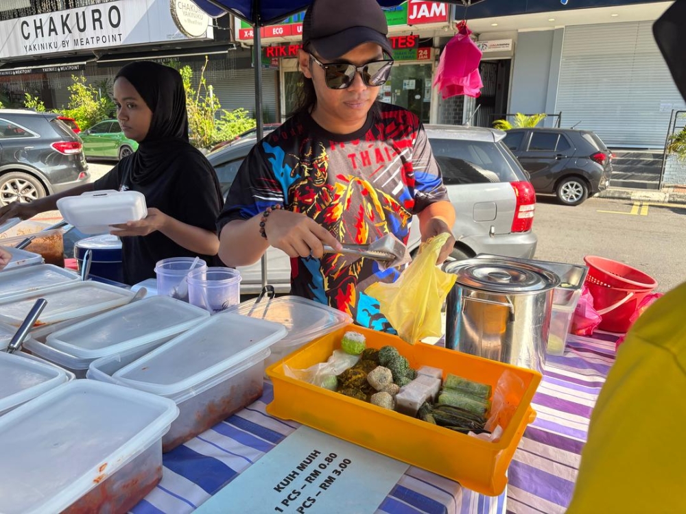 273654-1 Hawker Muhammad Syafiq bin Saifullizan said he will raise the price of his plain ‘nasi lemak’ from RM3 to RM3.50 next month to cope with rising costs. — Picture by Dhesegaan Bala Krishnan