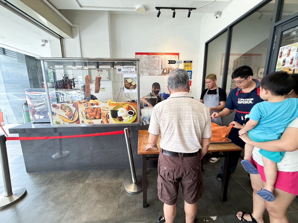 273755 Old or young, no one can resist the allure of fried chicken. — Picture by Lee Khang Yi