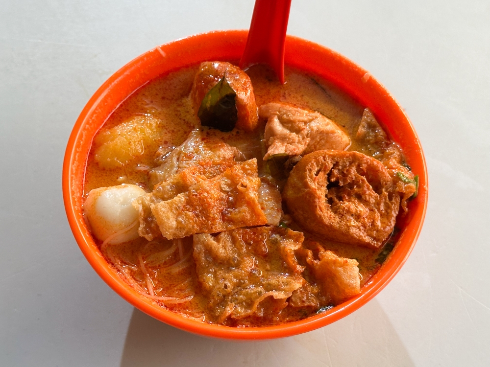 274159 Curry mee here is a mild version that many will associate with their school canteen meals. — Picture by Lee Khang Yi
