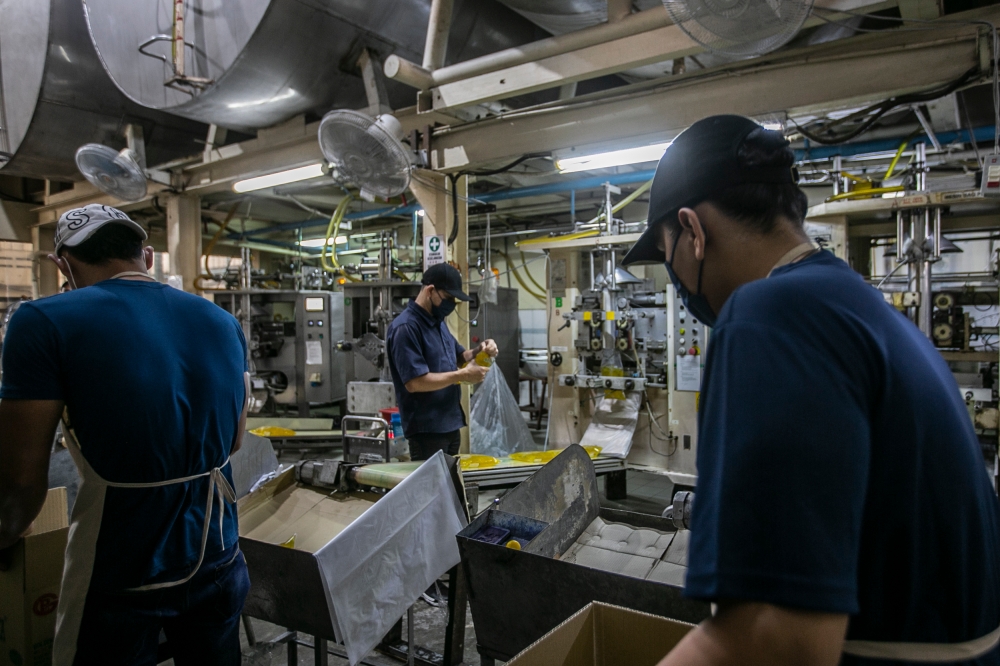 274272 A general picture of the workers packing cooking oil. — Picture by Hari Anggara