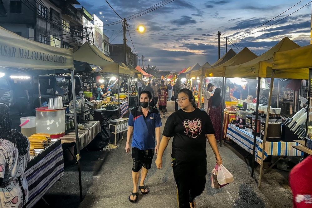 274461 The traditional night market model is being challenged by change in social norms. — Picture by Hari Anggara