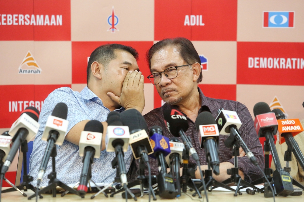 274685 PKR president Datuk Seri Anwar Ibrahim and deputy president Rafizi Ramli discussing at a press conference at PKR headquarters in PJ on October 26, 2022. — Picture by Choo Choy May.