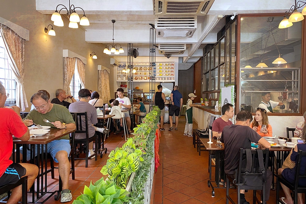 275638 The restaurant is packed during lunch hour. — Picture by CK Lim