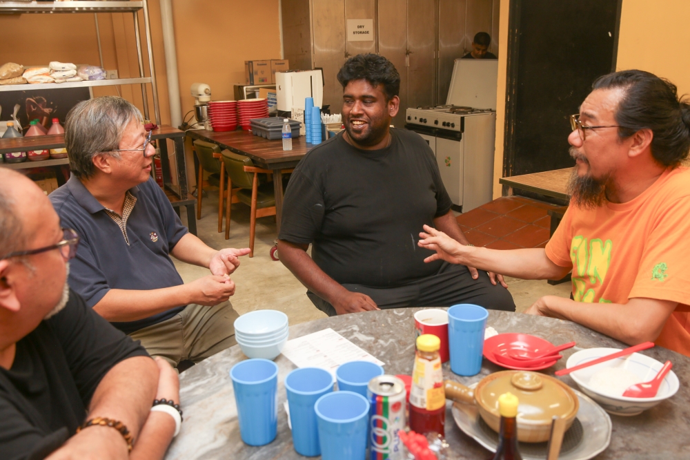 275863 Lopez chatting with longtime regulars and old friends at Ah Gan. — Picture by Choo Choy May