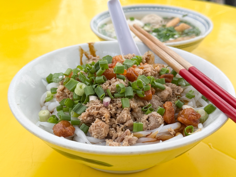 276408 Glorious nuggets of minced pork and pork lard croutons top your choice of noodles for the dry version — Picture by Lee Khang Yi