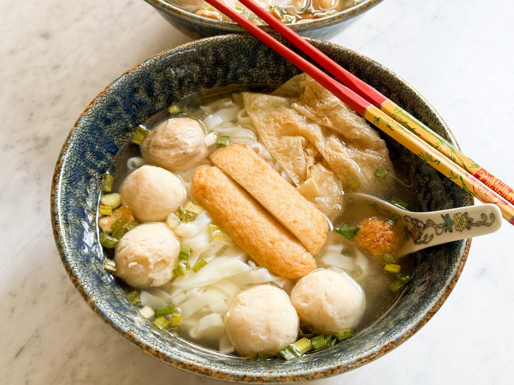 276412 One can easily pack home the fishball noodles in soup that can be heated up and combined with the toppings -- Picture by Lee Khang Yi