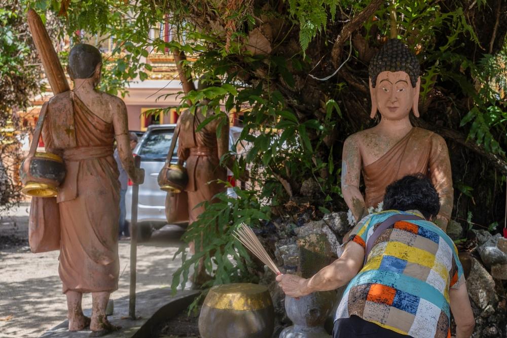 276494 Buddhists mark the Wesak Day celebration with religious rites at the Wat Prachumthat Chanaram, Tumpat, Kelantan today. — Bernama pic