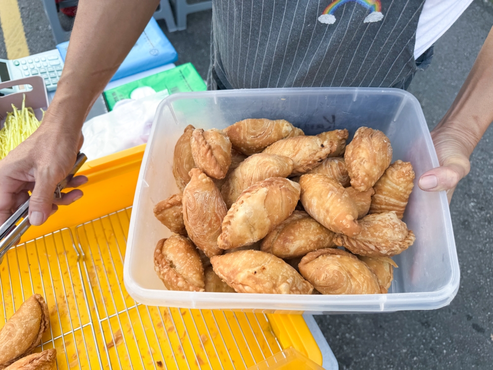 276782 This stall only brings out the curry puffs in small batches to keep them fresh.