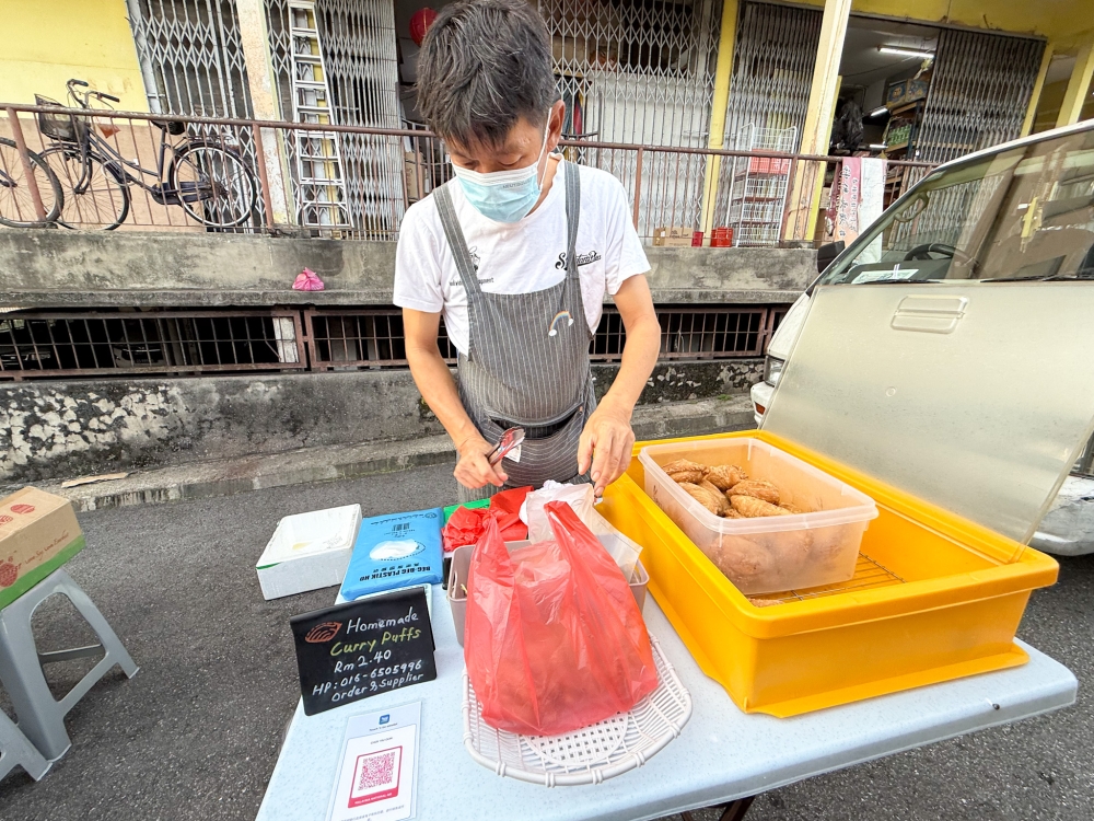 276783 With just a small sign, this stall selling curry puffs may be hard to find but it’s opposite the stall that sells bread, pastries and ‘kuih’.