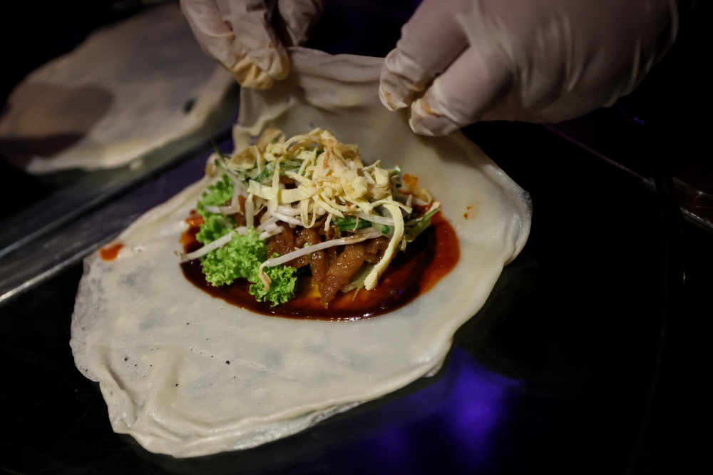 276913 Lee said the filling is made from fresh ingredients such as jicama (‘sengkuang’), cucumber, bean sprouts, omelette, fried tofu, and prawns, combined with sautéed fermented soybean paste (‘taucu’) and garlic, resulting in a complex blend of sweet, spicy, and aromatic flavours. — Bernama pic