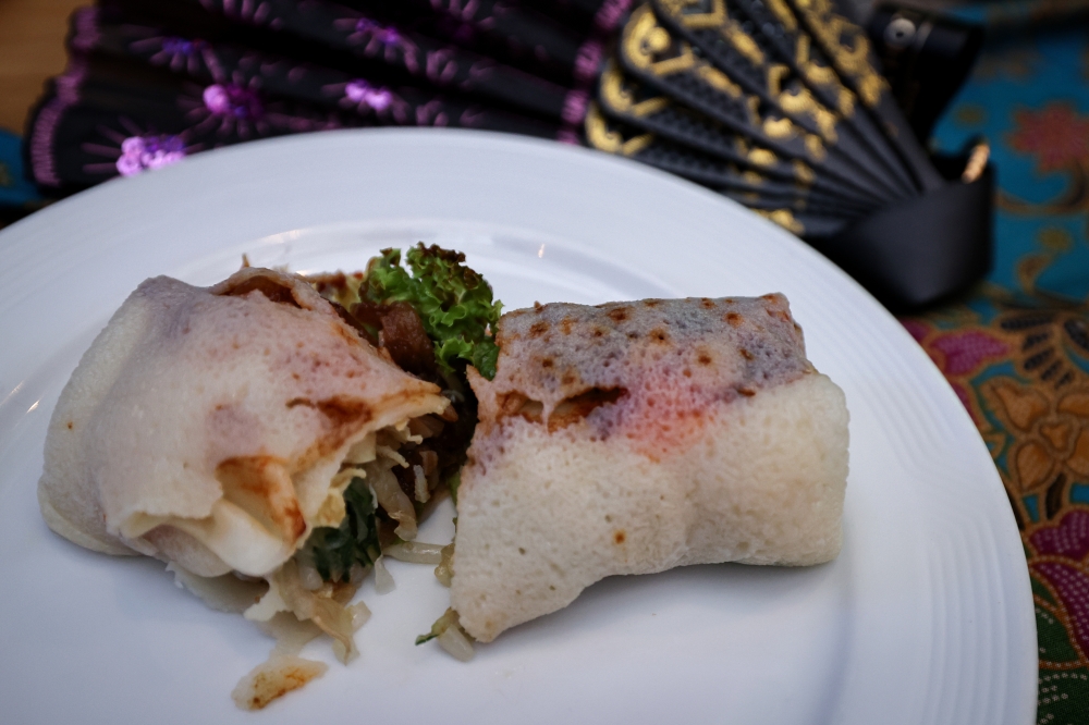 276915 With its crispier skin, richer filling, and signature ‘sambal’ and sweet sauce, this Peranakan delicacy tells a deeper story rooted in cultural heritage. — Bernama pic