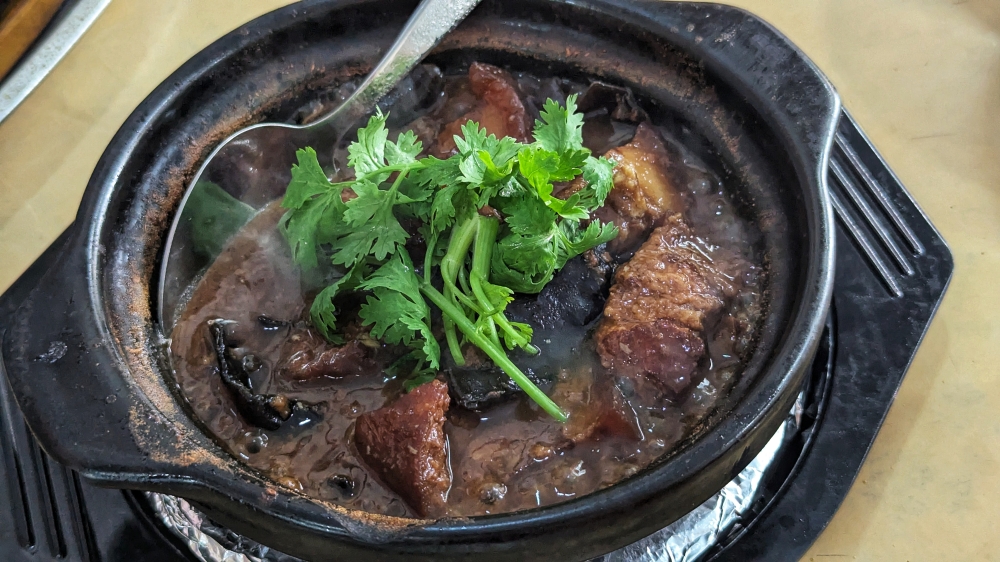 276969 The chef here specialises in a few Hakka dishes, including braised 'zha yuk'. — Picture by Ethan Lau