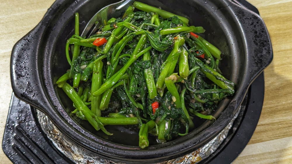 276971 Even plain old claypot ‘kangkung’ is well-executed here. — Picture by Ethan Lau