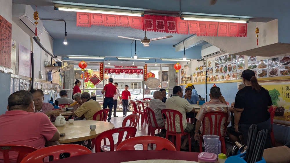 276974 Fang Hong is popular with regulars from the neighbourhood, all mostly old. — Picture by Ethan Lau