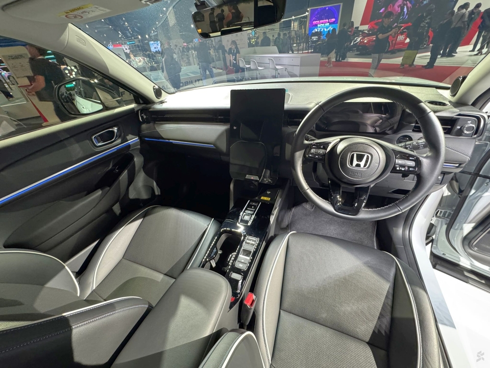 Honda e:N1 features a fully-digital 10.25-inch instrument cluster for the driver. — SoyaCincau pic